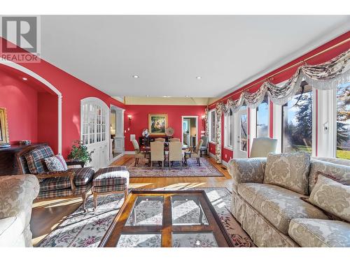2391 26 Avenue Ne, Salmon Arm, BC - Indoor Photo Showing Living Room