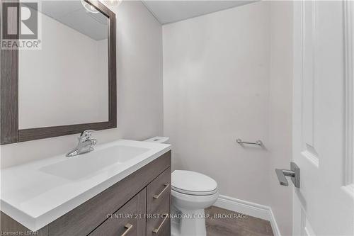 14 Scottsdale St, London, ON - Indoor Photo Showing Bathroom