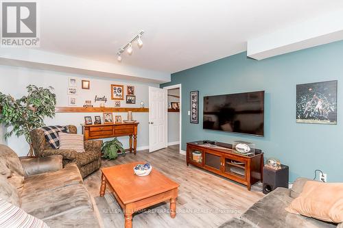 7871 Pineridge Rd, Severn, ON - Indoor Photo Showing Living Room