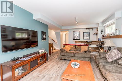 7871 Pineridge Rd, Severn, ON - Indoor Photo Showing Living Room