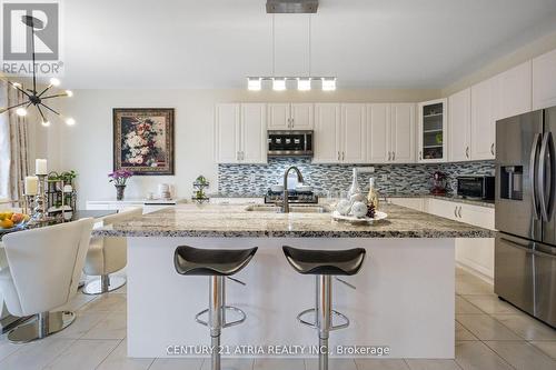 6 Deepwood Cres, East Gwillimbury, ON - Indoor Photo Showing Kitchen With Upgraded Kitchen