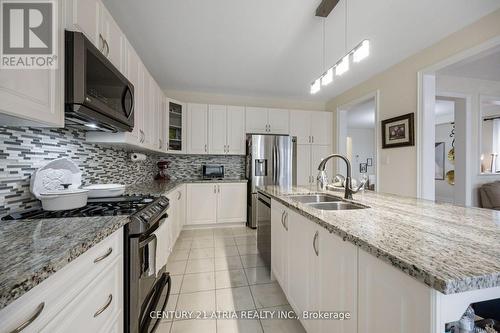 6 Deepwood Cres, East Gwillimbury, ON - Indoor Photo Showing Kitchen With Double Sink With Upgraded Kitchen