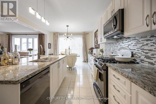 6 Deepwood Cres, East Gwillimbury, ON - Indoor Photo Showing Kitchen With Double Sink With Upgraded Kitchen