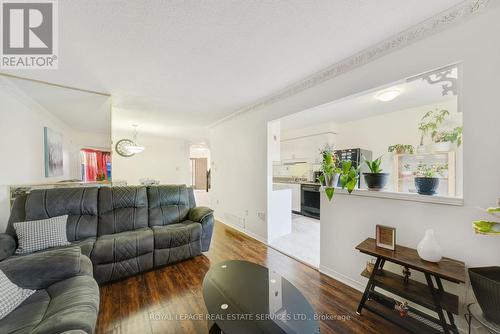 502 Barton Street, Hamilton, ON - Indoor Photo Showing Living Room