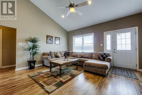 64475 Sideroad 3, Meaford, ON - Indoor Photo Showing Living Room