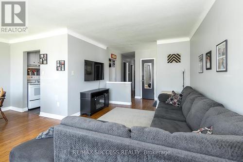 6861 Hagar Ave, Niagara Falls, ON - Indoor Photo Showing Living Room
