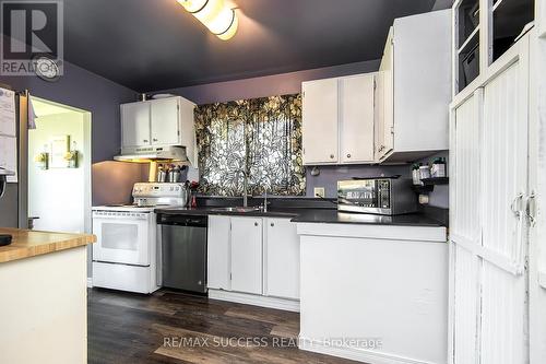 6861 Hagar Ave, Niagara Falls, ON - Indoor Photo Showing Kitchen