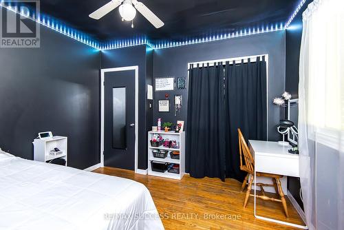 6861 Hagar Ave, Niagara Falls, ON - Indoor Photo Showing Bedroom