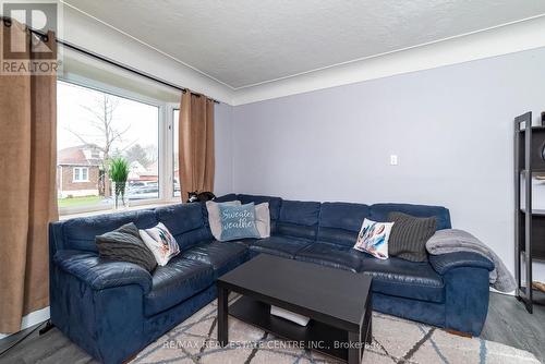 222 Craigroyston Road, Hamilton, ON - Indoor Photo Showing Living Room