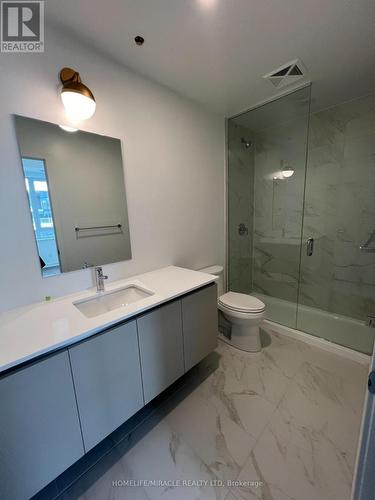 #Lph09 -405 Dundas Street West St, Oakville, ON - Indoor Photo Showing Bathroom