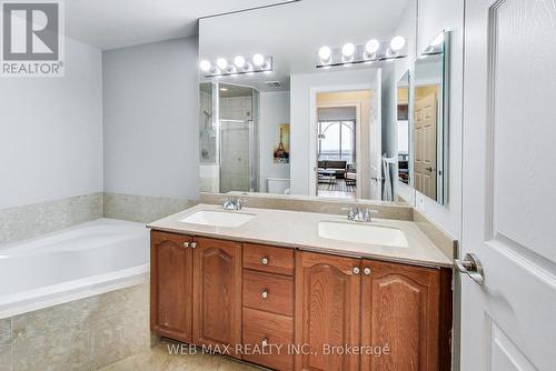 #2318 -5233 Dundas St W, Toronto, ON - Indoor Photo Showing Bathroom