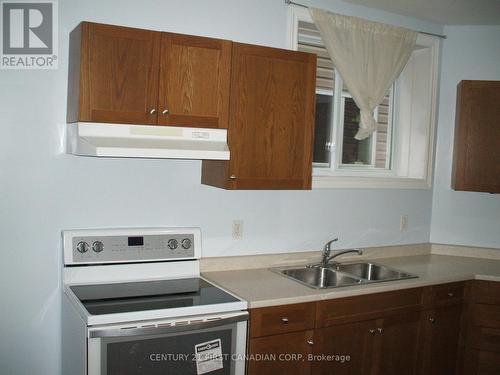 210 Ewart St, Strathroy-Caradoc, ON - Indoor Photo Showing Kitchen With Double Sink
