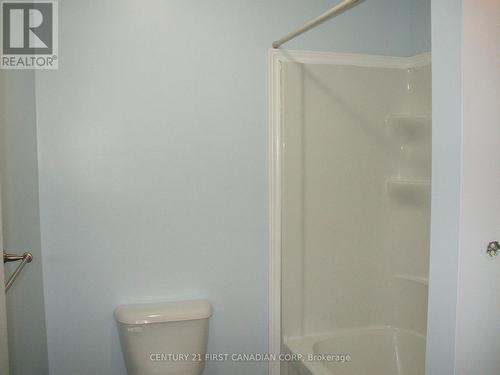 210 Ewart St, Strathroy-Caradoc, ON - Indoor Photo Showing Bathroom