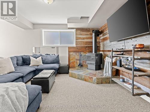 6 Lakewoods Crt, Barrie, ON - Indoor Photo Showing Living Room