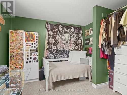 6 Lakewoods Crt, Barrie, ON - Indoor Photo Showing Bedroom