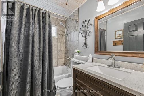 6957 County Road 10, Essa, ON - Indoor Photo Showing Bathroom