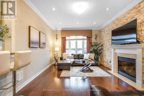 558 Hoover Park Dr, Whitchurch-Stouffville, ON - Indoor Photo Showing Living Room With Fireplace