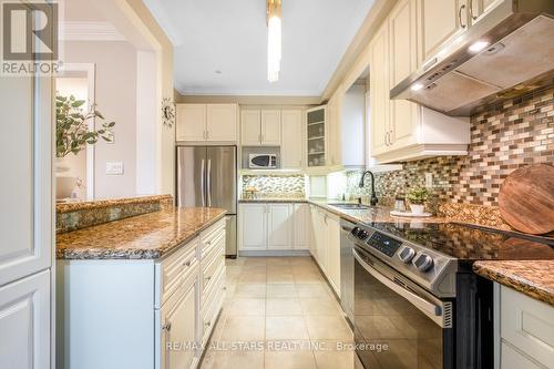 558 Hoover Park Dr, Whitchurch-Stouffville, ON - Indoor Photo Showing Kitchen With Stainless Steel Kitchen With Upgraded Kitchen
