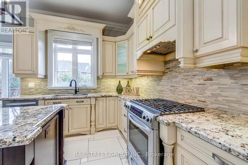 21 Frontier Drive, Richmond Hill, ON - Indoor Photo Showing Kitchen With Upgraded Kitchen