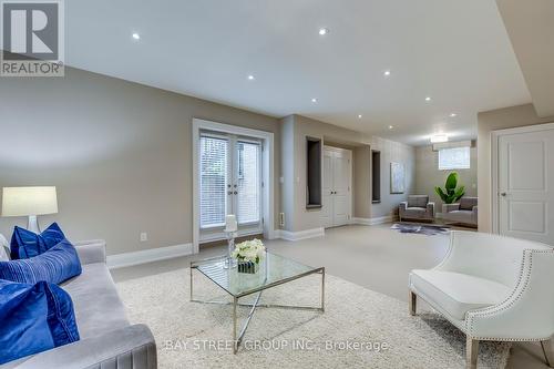 21 Frontier Drive, Richmond Hill, ON - Indoor Photo Showing Living Room