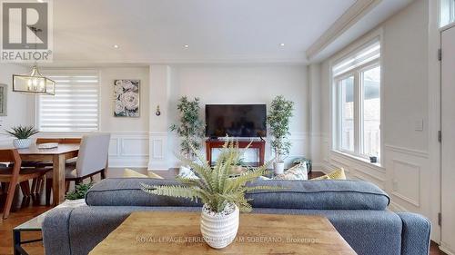 100 Falstaff Avenue, Toronto, ON - Indoor Photo Showing Living Room