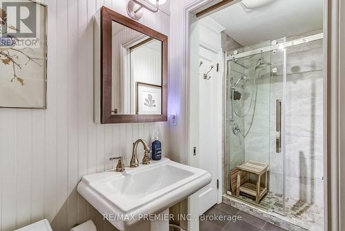 7 Tyler St, Aurora, ON - Indoor Photo Showing Bathroom