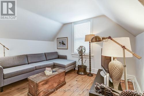 7 Tyler St, Aurora, ON - Indoor Photo Showing Living Room