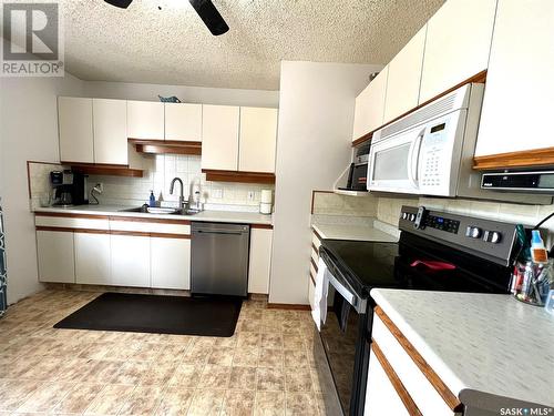 288 13Th Avenue Ne, Swift Current, SK - Indoor Photo Showing Kitchen