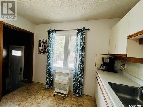 288 13Th Avenue Ne, Swift Current, SK - Indoor Photo Showing Kitchen