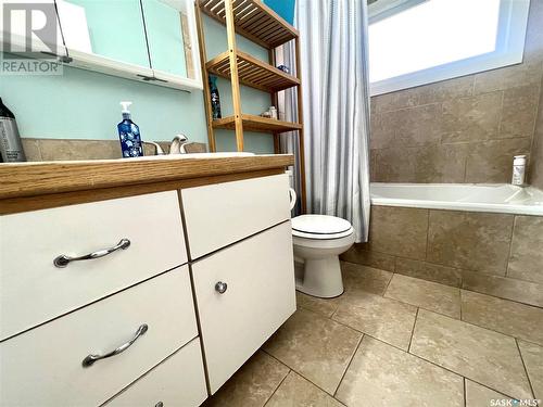 288 13Th Avenue Ne, Swift Current, SK - Indoor Photo Showing Bathroom