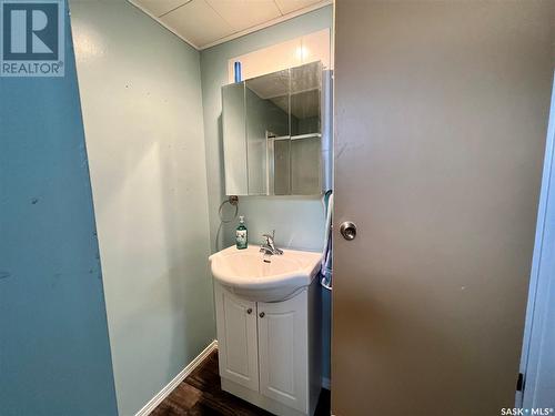 288 13Th Avenue Ne, Swift Current, SK - Indoor Photo Showing Bathroom