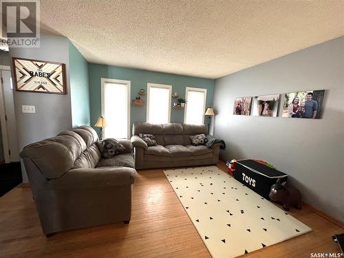 288 13Th Avenue Ne, Swift Current, SK - Indoor Photo Showing Living Room