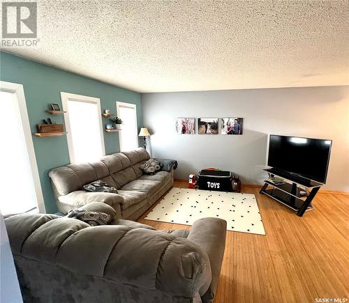 288 13Th Avenue Ne, Swift Current, SK - Indoor Photo Showing Living Room