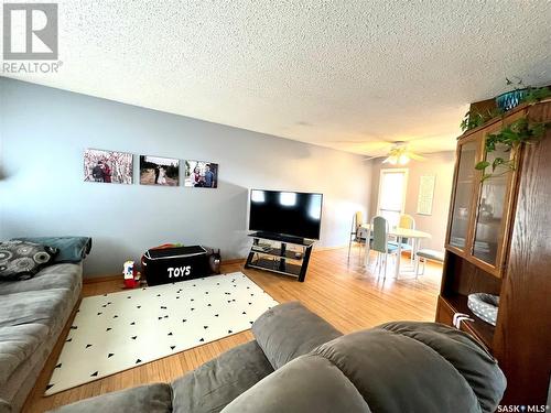 288 13Th Avenue Ne, Swift Current, SK - Indoor Photo Showing Living Room