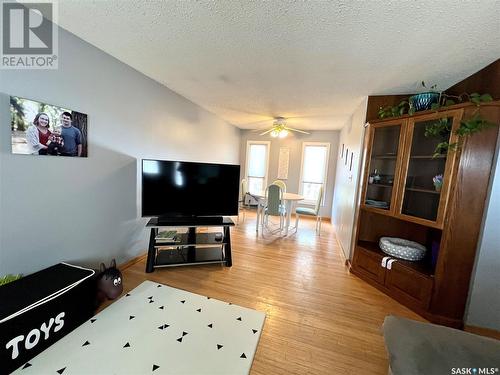 288 13Th Avenue Ne, Swift Current, SK - Indoor Photo Showing Living Room