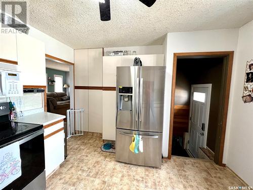 288 13Th Avenue Ne, Swift Current, SK - Indoor Photo Showing Kitchen