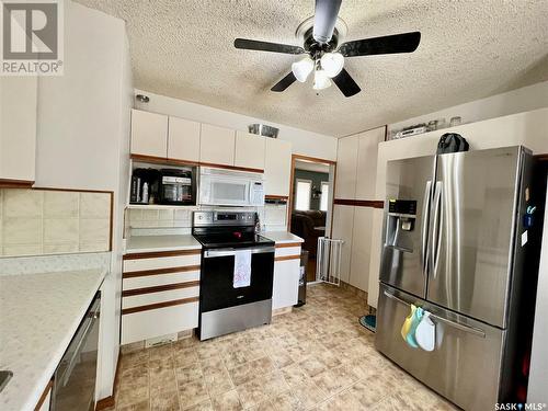 288 13Th Avenue Ne, Swift Current, SK - Indoor Photo Showing Kitchen