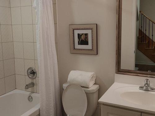 70-28 Fieldway Rd, Toronto, ON - Indoor Photo Showing Bathroom