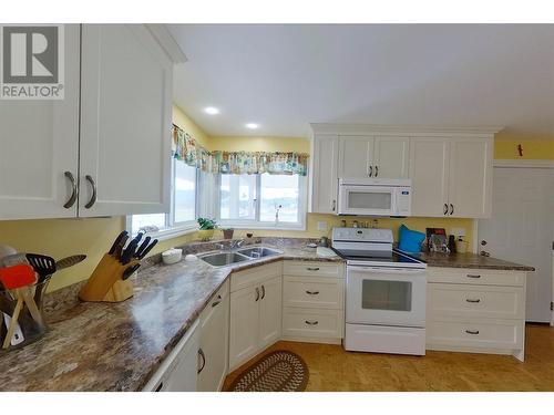 2720 Salmon River Road, Salmon Arm, BC - Indoor Photo Showing Kitchen With Double Sink