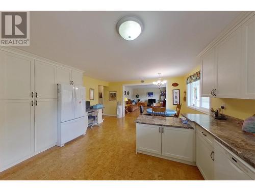 2720 Salmon River Road, Salmon Arm, BC - Indoor Photo Showing Kitchen