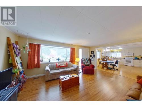 2720 Salmon River Road, Salmon Arm, BC - Indoor Photo Showing Living Room