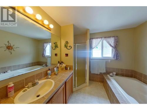 2720 Salmon River Road, Salmon Arm, BC - Indoor Photo Showing Bathroom