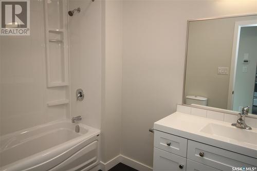 424 4Th Street E, Saskatoon, SK - Indoor Photo Showing Bathroom