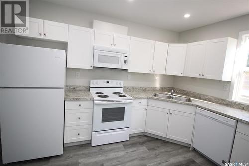 424 4Th Street E, Saskatoon, SK - Indoor Photo Showing Kitchen With Double Sink