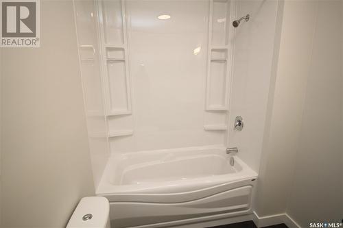 424 4Th Street E, Saskatoon, SK - Indoor Photo Showing Bathroom