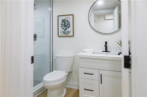 206 West 32Nd Street, Hamilton, ON - Indoor Photo Showing Bathroom