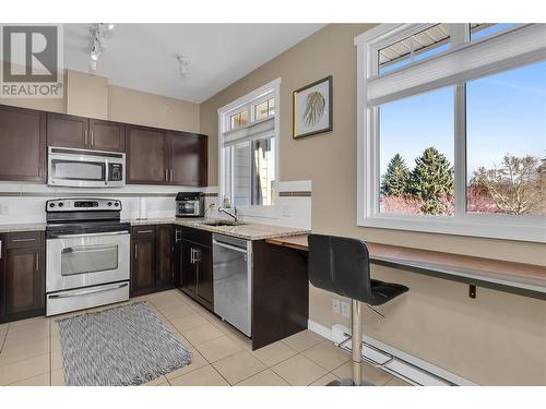 1350 Ridgeway Drive Unit# 403, Kelowna, BC - Indoor Photo Showing Kitchen