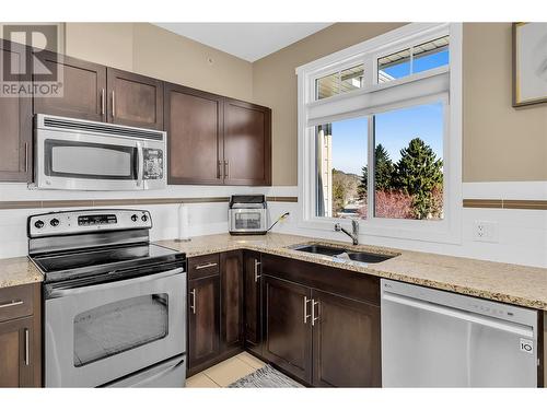 1350 Ridgeway Drive Unit# 403, Kelowna, BC - Indoor Photo Showing Kitchen With Double Sink