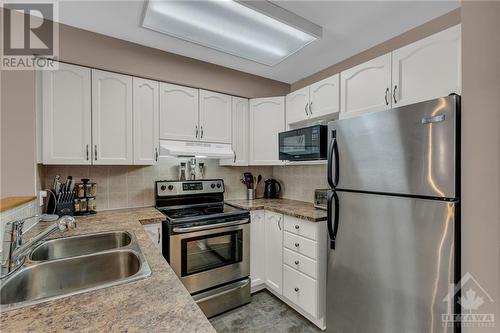 255 Deercroft Avenue, Ottawa, ON - Indoor Photo Showing Kitchen With Double Sink