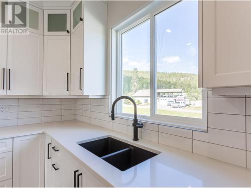 602 Nighthawk Avenue, Vernon, BC - Indoor Photo Showing Kitchen With Double Sink